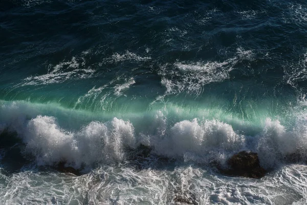 海浪背景突破海水岩石海岸汹涌大海绿松石水梯度泡沫 大海中的巨浪 夏天的季候风海浪的白峰 — 图库照片