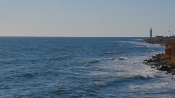 クリミアの海の海岸で日没前の灯台 白いビーコンで夏の海の風景 — ストック動画