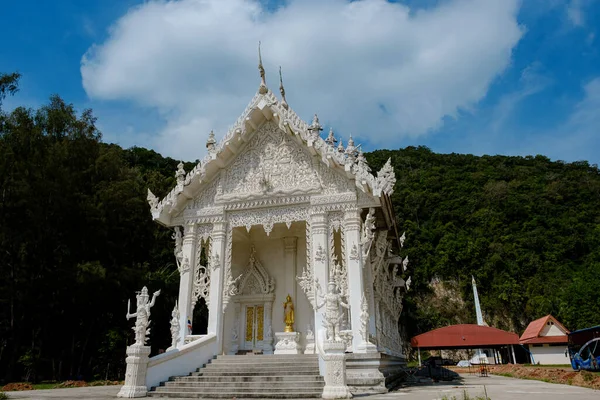 Egy Gyönyörű Kis Fehér Thai Templom Krabi Tartományban Tenger Mellett — Stock Fotó