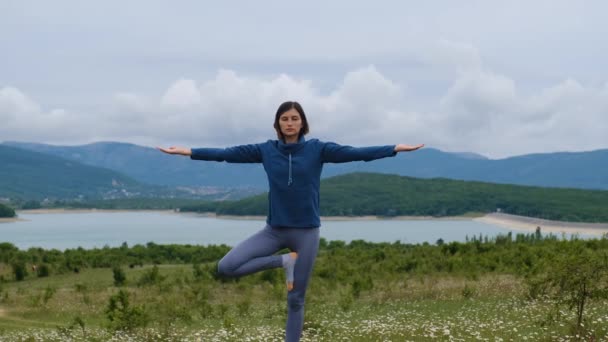 亚洲女人在田里练瑜伽 Vrikshasana树的姿势 健康的旅游健身生活方式 对自然的敏感性 — 图库视频影像