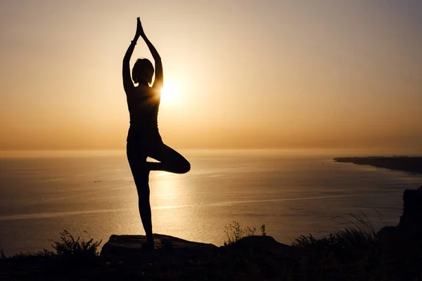 Mulher Com Postura Ioga Montanha Pôr Sol Silhueta Linda Jovem — Fotografia de Stock