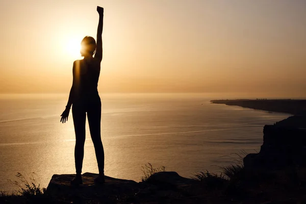 Silhouette Femme Avec Les Mains Levées Sur Plage Coucher Soleil — Photo