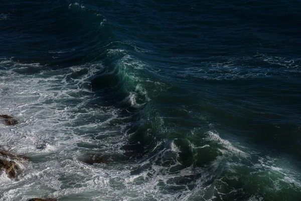 海浪背景突破海水岩石海岸汹涌大海绿松石水梯度泡沫 大海中的巨浪 夏天的季候风海浪的白峰 — 图库照片