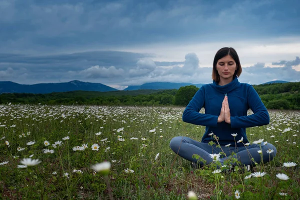 Een Jonge Vrouw Die Yoga Doet Het Veld Meditatie Een — Stockfoto