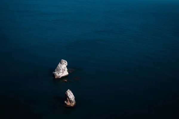 Mavi Denizdeki Uçurumdan Güzel Bir Manzara Denizde Serbest Kayalıkları Olan — Stok fotoğraf