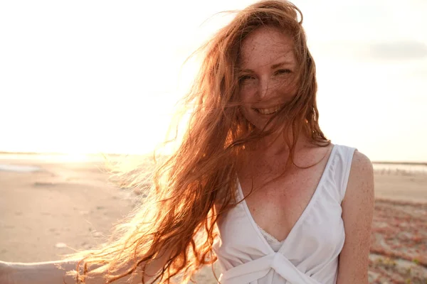 Menina Bonita Com Cabelo Vermelho Saudável Longo Vestido Branco Bonito — Fotografia de Stock