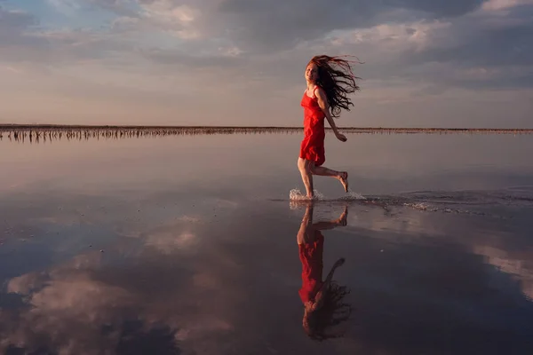 Elegante Mujer Vestido Rojo Sedoso Caminando Por Lago Salado Humor —  Fotos de Stock