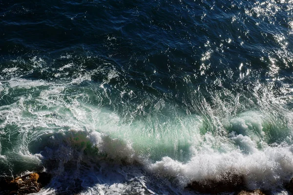 Océano Olas Fondo Rompiendo Agua Mar Rocosa Costa Mar Agitado — Foto de Stock