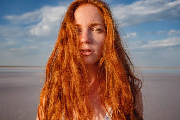 Menina Bonita Com Cabelo Vermelho Saudável Longo Vestido Branco Bonito — Fotografia de Stock