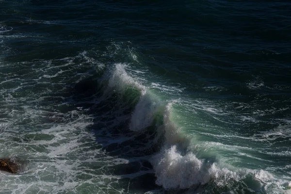 Ocean Fala Tło Łamiące Morze Woda Skalisty Brzeg Szorstki Morze — Zdjęcie stockowe