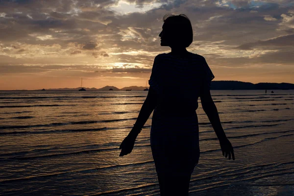 Ευτυχισμένη Ξέγνοιαστη Γυναίκα Απολαμβάνοντας Όμορφο Ηλιοβασίλεμα Στην Παραλία Διάσημη Παραλία — Φωτογραφία Αρχείου
