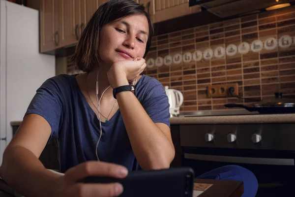 Mujer Feliz Usando Teléfono Móvil Para Videollamadas Amigos Padres Chica —  Fotos de Stock