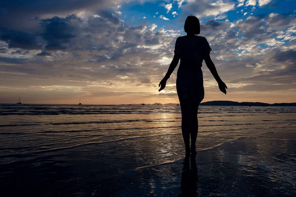 Gelukkig Zorgeloze Vrouw Genietend Van Prachtige Zonsondergang Het Strand Beroemde — Stockfoto