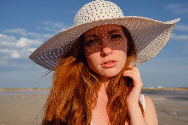 Menina Bonita Com Cabelo Vermelho Saudável Longo Vestido Branco Bonito — Fotografia de Stock