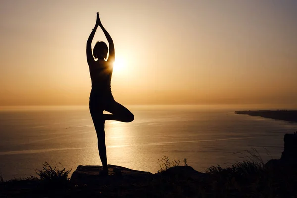 Mujer Con Postura Yoga Montaña Atardecer Silueta Preciosa Joven Practicando — Foto de Stock