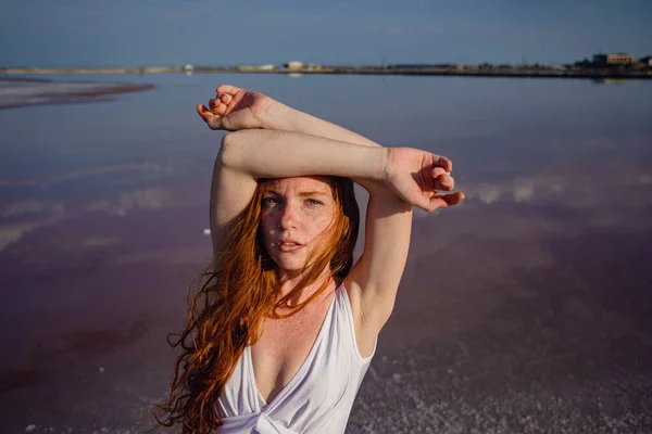 Menina Bonita Com Cabelo Vermelho Saudável Longo Vestido Branco Bonito — Fotografia de Stock