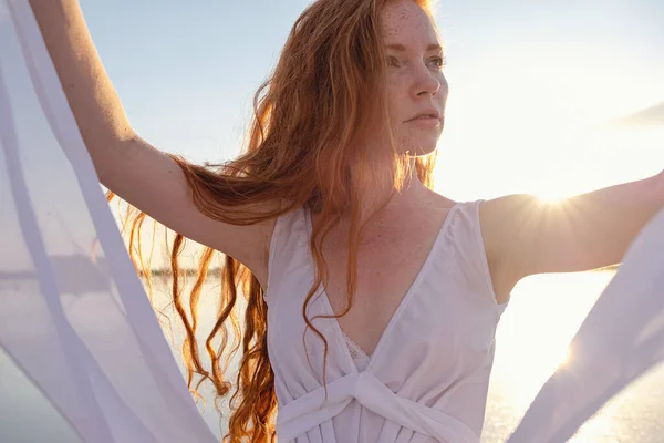 Menina Bonita Com Cabelo Vermelho Saudável Longo Vestido Branco Bonito — Fotografia de Stock