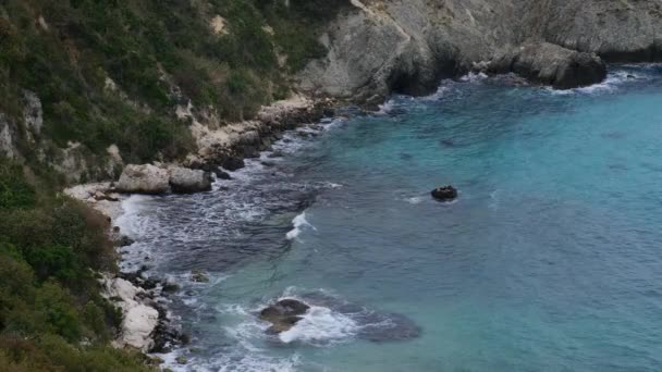 Vista Olho Pássaro Costa Íngreme Com Mar Azul Turquesa Cristalino — Vídeo de Stock