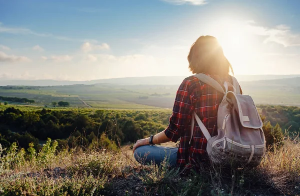 Young Hipster Girl Enjoy Sunset Viewpoint Travel Woman Backpack Enjoying — Stock Photo, Image