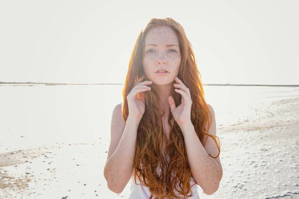 美丽的年轻女士 有着长长的健康的红头发和可爱的白色衣服在湖边散步 炎热的夏夜日落了生活方式概念 — 图库照片
