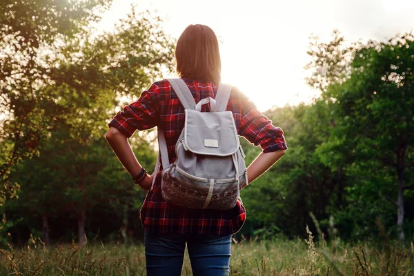 Young Hipster Girl Enjoy Sunset Forest Travel Woman Backpack Enjoying — Stock Photo, Image
