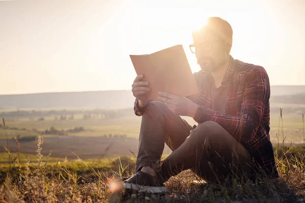 Hombre Viaje Relajarse Las Vacaciones Asientos Relajarse Leer Libros Sobre — Foto de Stock