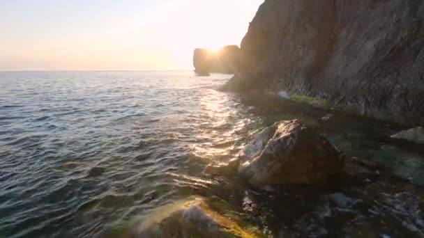 Deniz Dalgaları Kayalıklara Çarpıyor Bir Gökkuşağı Oluşturuyor Güzel Bir Günbatımı — Stok video