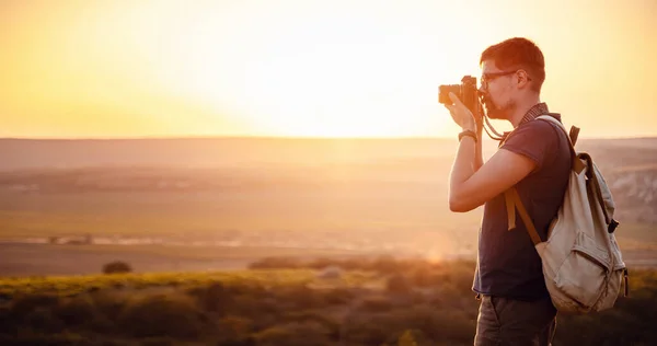 Hombre Fotógrafo Con Mochila Cámara Tomando Fotos Las Montañas Puesta — Foto de Stock