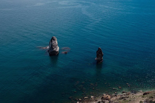 Mavi Denizdeki Uçurumdan Güzel Bir Manzara Denizde Serbest Kayalıkları Olan — Stok fotoğraf