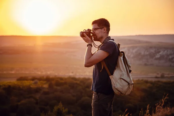 Hombre Fotógrafo Con Mochila Cámara Tomando Fotos Las Montañas Puesta —  Fotos de Stock