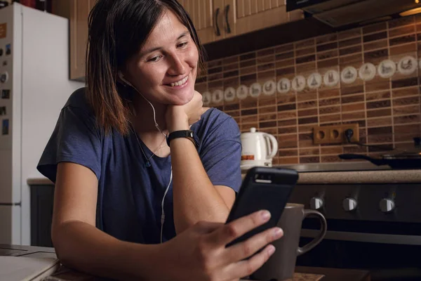 Mujer Feliz Usando Teléfono Móvil Para Videollamadas Amigos Padres Chica —  Fotos de Stock