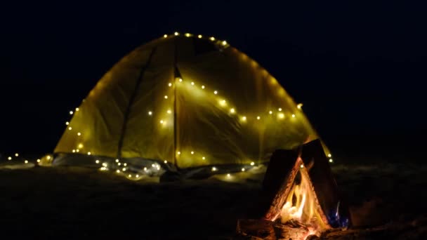 Tent Met Een Bloemenslinger Kampvuur Schemering Het Strand Zomer Avonturen — Stockvideo