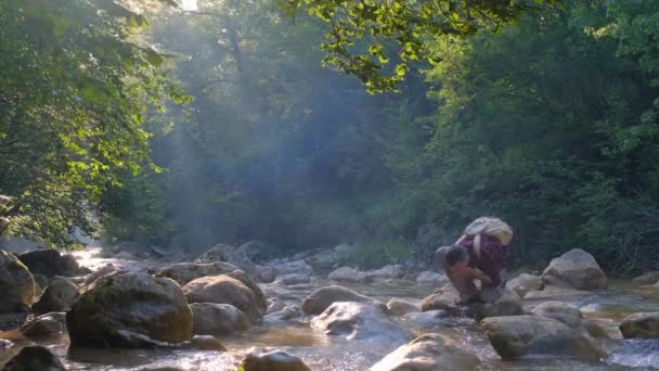 Jeune Voyageur Boit Eau Claire Propre Une Rivière Montagne Une — Video