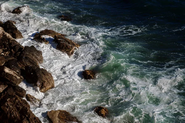 Océano Olas Fondo Rompiendo Agua Mar Rocosa Costa Mar Agitado — Foto de Stock