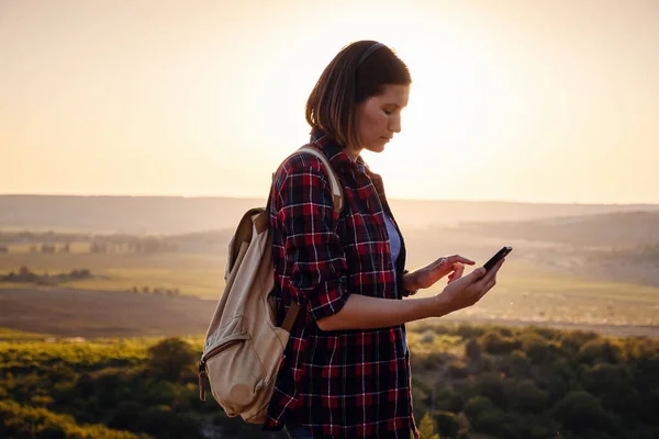 Mujer Viajera Bastante Pie Cima Montaña Atardecer Utilizando Teléfono Móvil —  Fotos de Stock