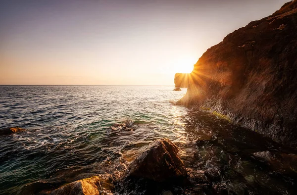 Denizin Üzerinde Güzel Bulutlu Bir Manzara Güneşin Doğuşu Alacakaranlıkta Tropikal — Stok fotoğraf