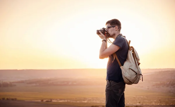 Hombre Fotógrafo Con Mochila Cámara Tomando Fotos Las Montañas Puesta — Foto de Stock