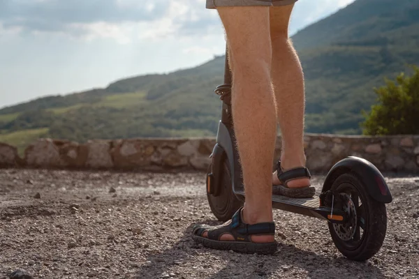 Jeune Homme Conduisant Scooter Électrique Sur Chaîne Montagnes Gros Plan — Photo