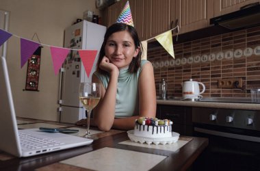 İnternet üzerinden doğum gününü karantina zamanında, kişisel izolasyon ve aile değerleriyle, online doğum günüyle kutlar..