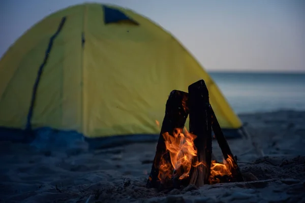 ビーチでのたき火での火災を閉じます キャンプやテントの旅行に 海岸での夜のキャンプ — ストック写真