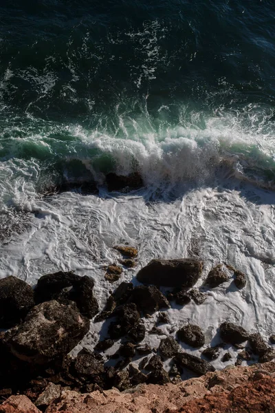 Fundo Onda Oceano Quebrando Água Mar Costa Rochosa Mar Áspero — Fotografia de Stock