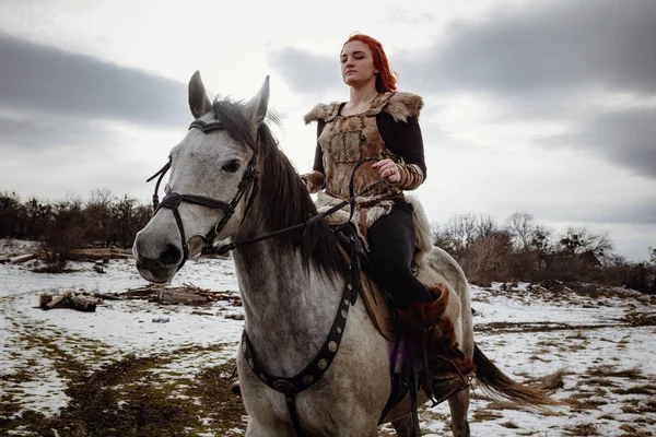 Viking Girl Grey Horse Background Mountains Reconstruction Medieval Scene Backdrop — Stock Photo, Image