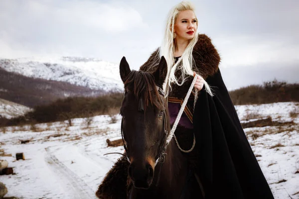 Beautiful Young Blonde Crow Woman Viking Black Horse Background Mountains — Stock Photo, Image