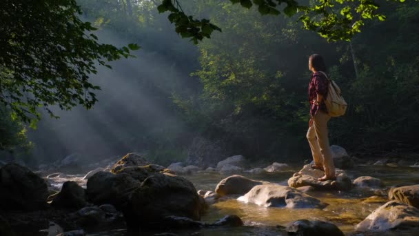 Chica Asiática Con Mochila Disfruta Mágico Atardecer Sobre Río Montaña — Vídeo de stock