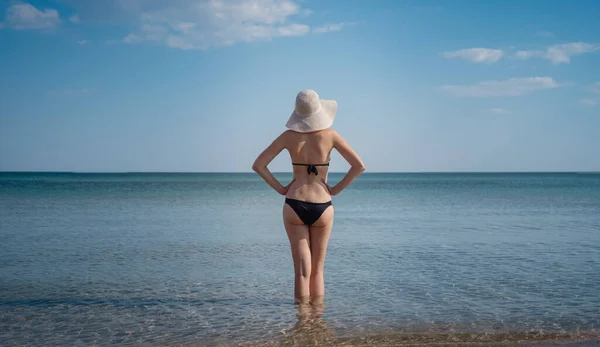 Plajda Şapka Giyen Güzel Genç Kadın Yaz Tatili Tatil Seyahat — Stok fotoğraf