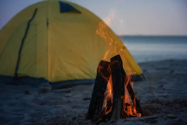 Närbild Brand Brasan Stranden Camping Och Tält Att Resa Nattcamping — Stockfoto