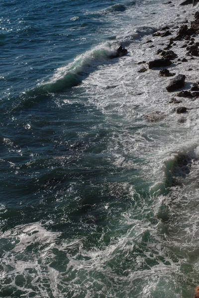 Fundo Onda Oceano Quebrando Água Mar Costa Rochosa Mar Áspero — Fotografia de Stock