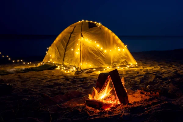 Branden Natten Stranden Sommarstämning Natt Camping Med Retro Garland Stranden — Stockfoto