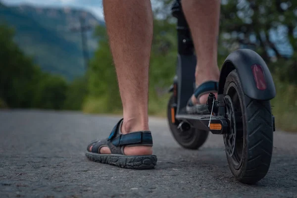 Jeune Homme Conduisant Scooter Électrique Sur Chaîne Montagnes Gros Plan — Photo