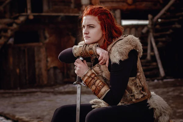Kızıl Saçlı Viking Kız Düşmanla Savaşmak Için Kılıcın Elindeydi Bir — Stok fotoğraf